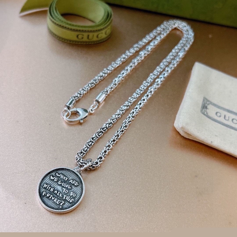 G*u*i necklaces